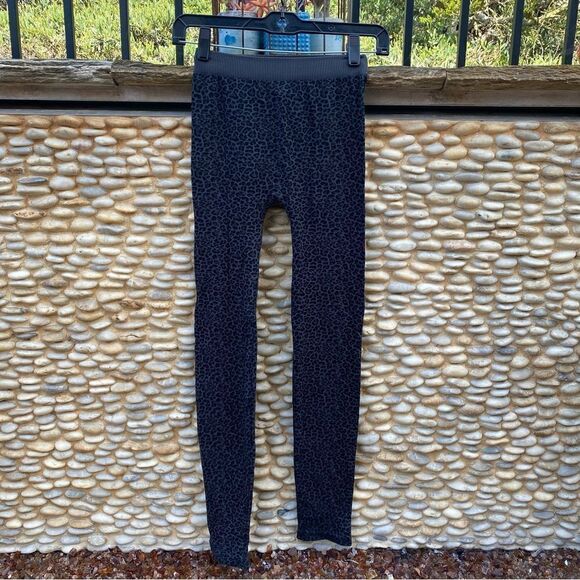 NikiBiki Soft Stretch High Waist Leopard Seamless Legging. Black EUC OS One Size - Picture 4 of 6
